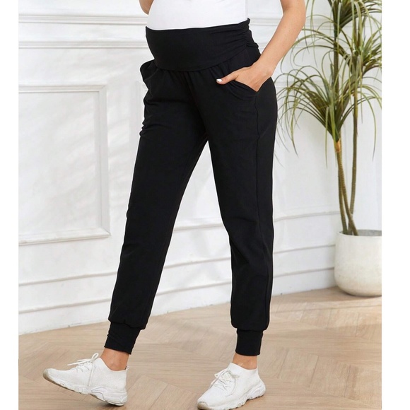 Maternity Minimalist Pockets Joggers - Picture 1 of 8